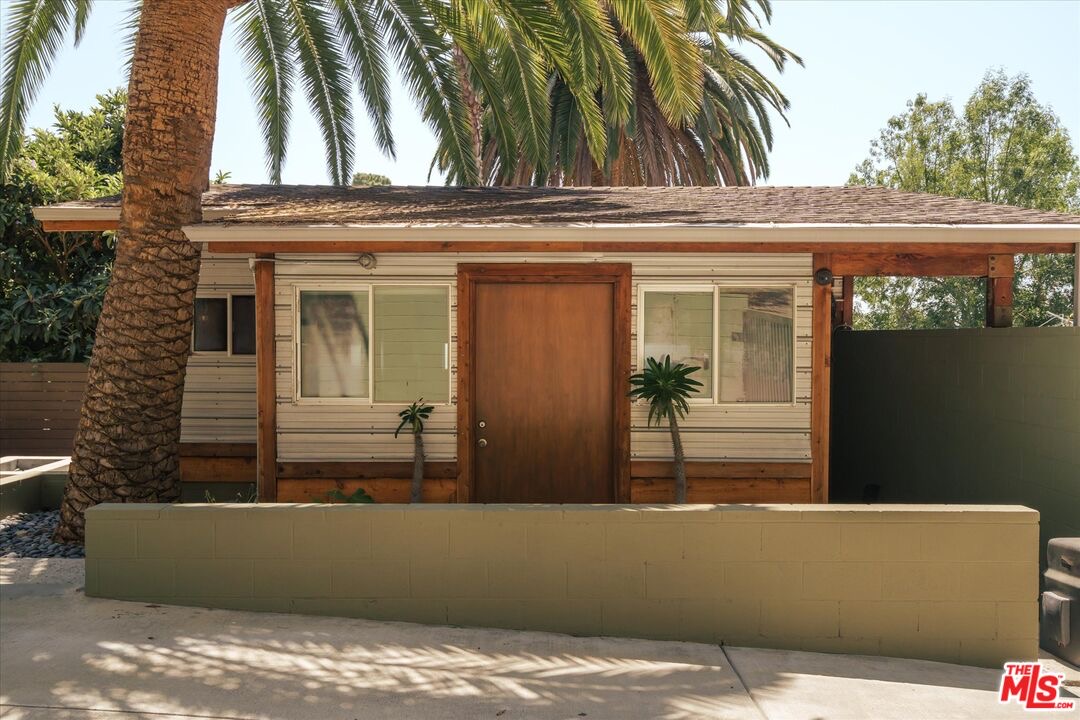Private exterior entrance to the detached studio at 1811 Micheltorena Street